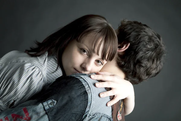 Young adult couple embrace — Stock Photo, Image