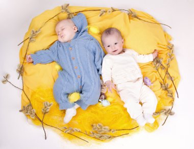 Paskalya yumurtaları çim ile komik çocuk