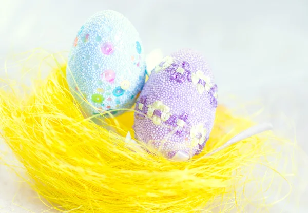 Hand painted beautiful colorful easter eggs in wicker basket — Stock Photo, Image