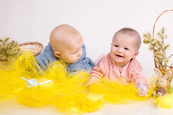 Crianças engraçadas com ovos de Páscoa na grama — Fotografia de Stock