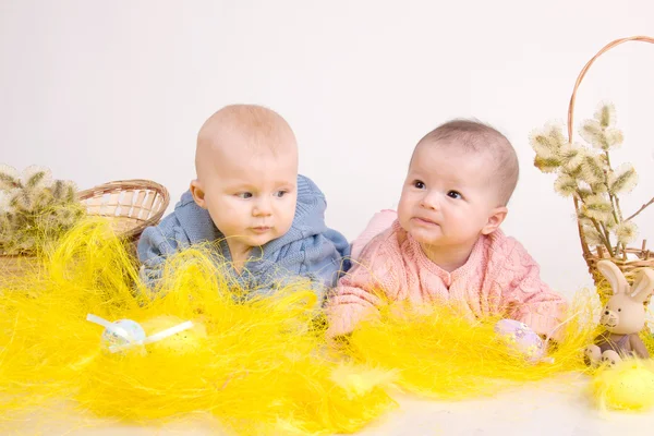 Смешные дети с пасхальными яйцами на траве — стоковое фото