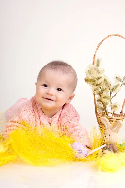 Funny girl s velikonoční vejce v trávě — Stock fotografie