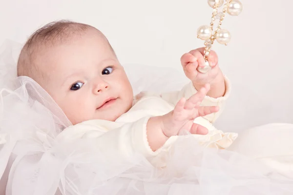 Retrato de close-up brilhante de bebê adorável com brinquedo — Fotografia de Stock