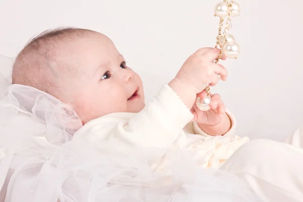 おもちゃで愛らしい赤ちゃんの明るいクローズ アップの肖像画 — ストック写真