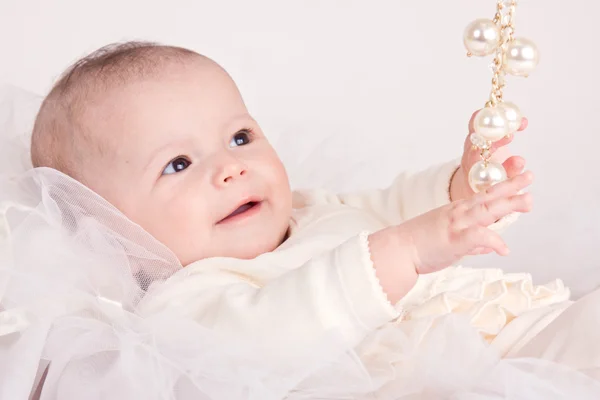 Heldere close-up portret van schattige baby met speelgoed — Stockfoto