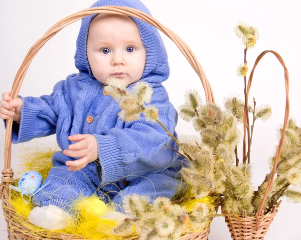 Criança engraçada com ovos de Páscoa na cesta — Fotografia de Stock