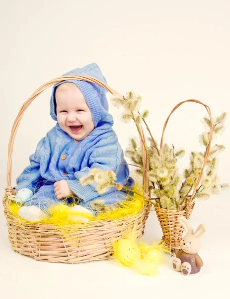 Смешной ребенок с пасхальными яйцами в корзине — стоковое фото