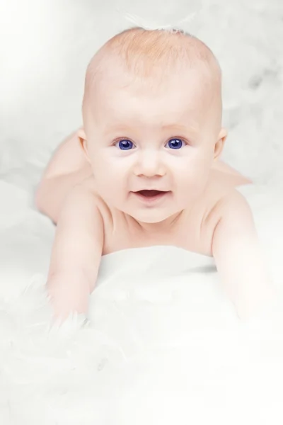 Porträt eines glücklichen Babys mit Feder auf weißem Hintergrund — Stockfoto