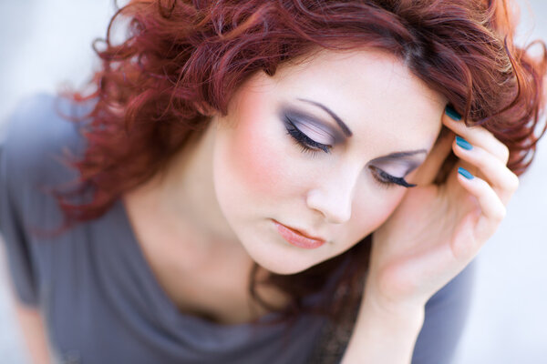 Портрет сексуальной женщины с красивым макияжем
