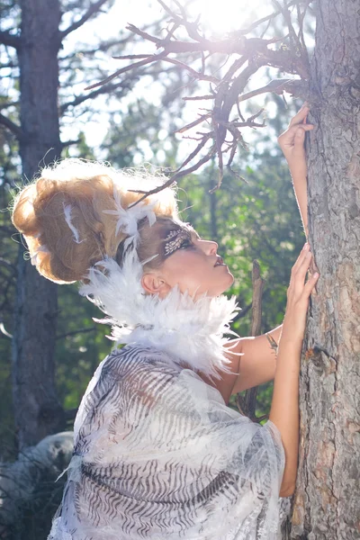 Mulher vestida de pássaro na floresta — Fotografia de Stock
