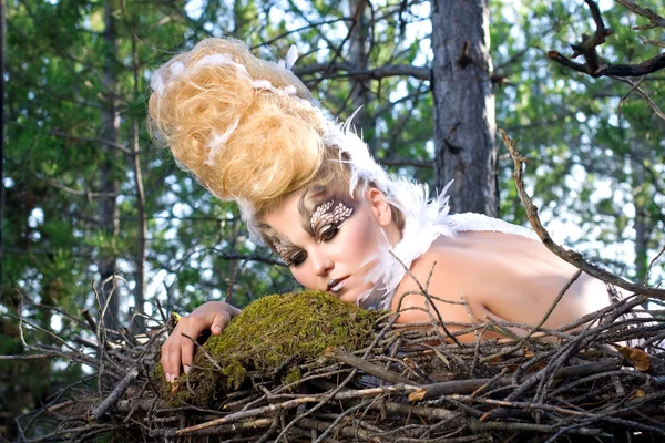 Mujer vestida de pájaro en el bosque — Foto de Stock