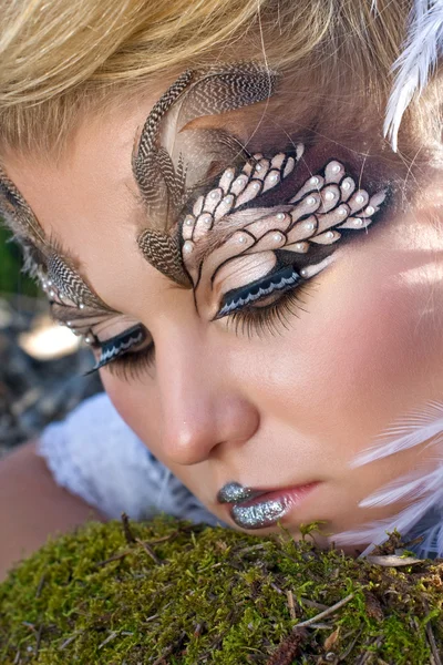 Žena, oblečená jako pták make-up — Stock fotografie
