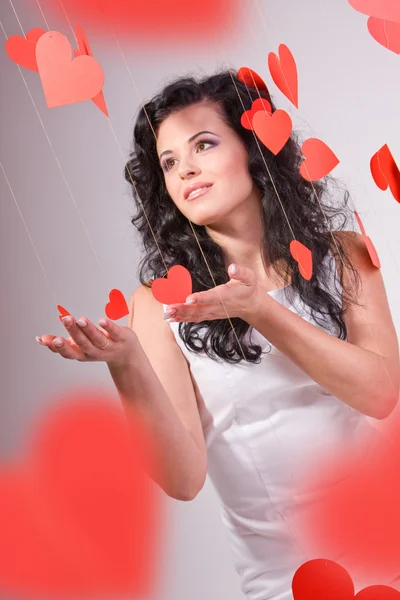 Žena s balónky-červené srdce na bílém pozadí — Stock fotografie