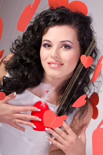 Mujer con globo de corazón rojo sobre fondo blanco —  Fotos de Stock