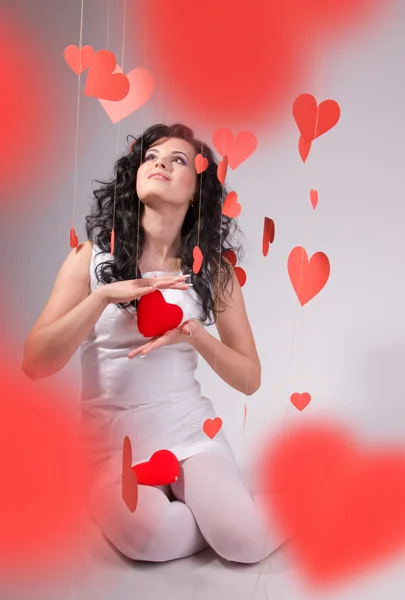 Kobieta z czerwonym sercem balon na białym tle — Zdjęcie stockowe