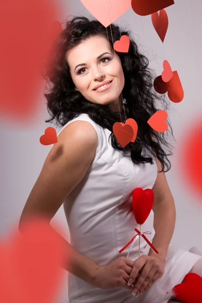 Mulher com balão de coração vermelho em um fundo branco — Fotografia de Stock
