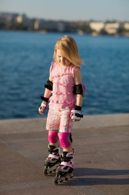 güzel genç kız Park rollerskates Tarih