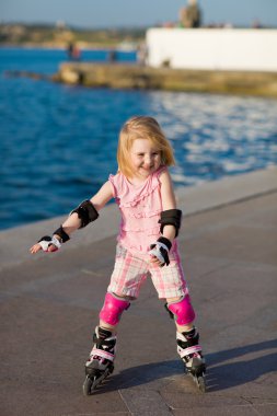 güzel genç kız Park rollerskates Tarih