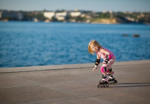 Joven chica bonita en patines en el parque — Foto de Stock