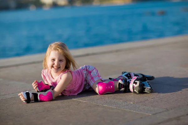Junges hübsches Mädchen auf Rollschuhen im Park — Stockfoto