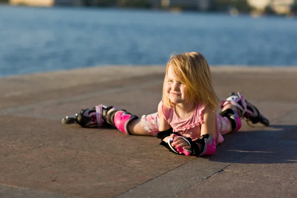 Jovem menina bonita em patins no parque — Fotografia de Stock