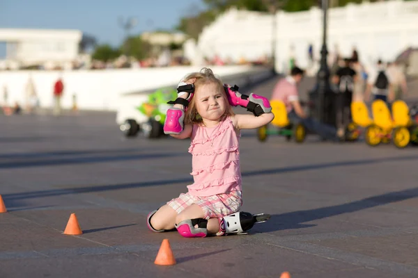 Jonge mooie meisje op rollerskates in het park — Stockfoto