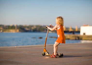 Scooter süren güzel kız.