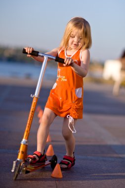 Scooter süren güzel kız.