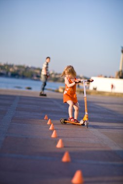 Scooter süren güzel kız.