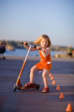 Scooter süren güzel kız.