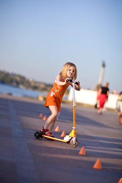 Linda chica montando un scooter — Foto de Stock