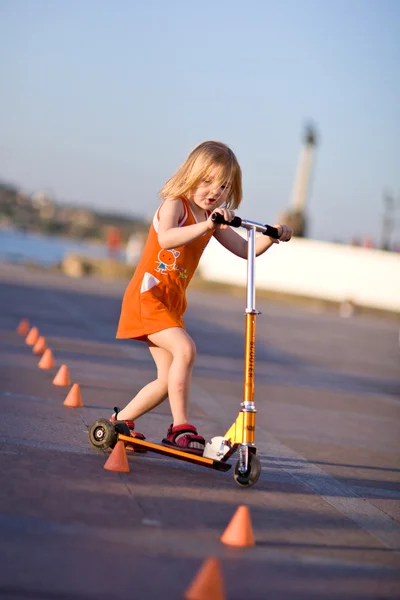 Menina bonita montando uma scooter — Fotografia de Stock