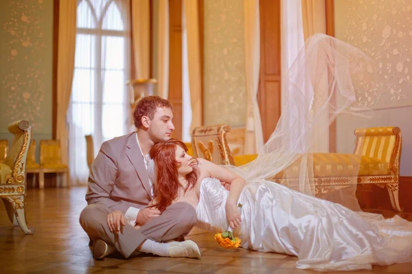 Bride and groom in the palace — Stock Photo, Image