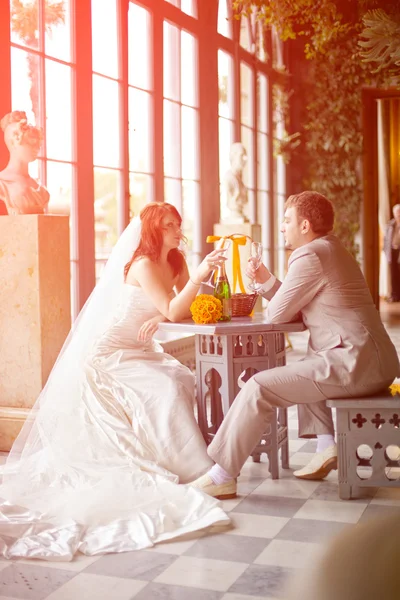 Noiva e noivo no palácio — Fotografia de Stock