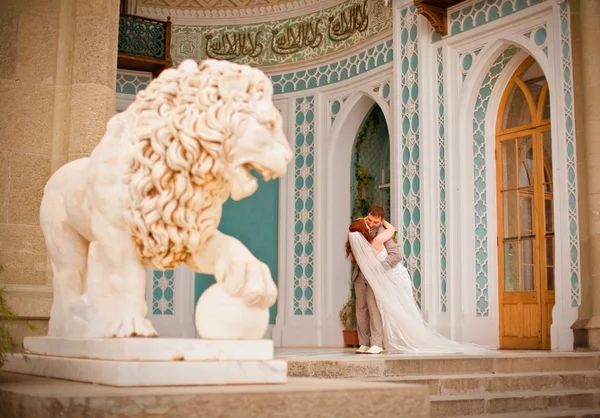 Жених и невеста во дворце — стоковое фото