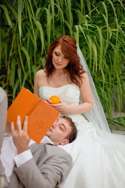 Noiva e noivo cana laranja livro — Fotografia de Stock