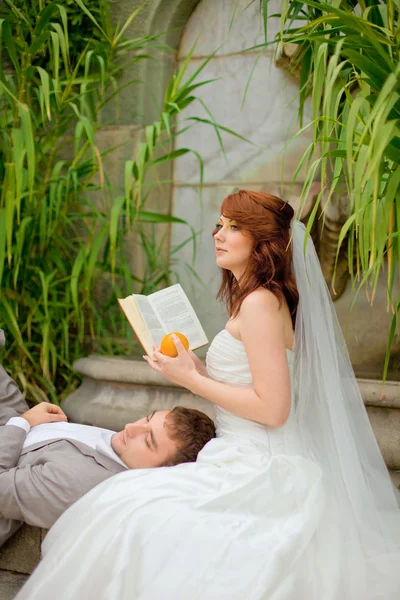 Bruid en bruidegom reed oranje boek — Stockfoto