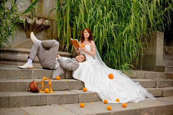 Noiva e noivo cana laranja livro — Fotografia de Stock