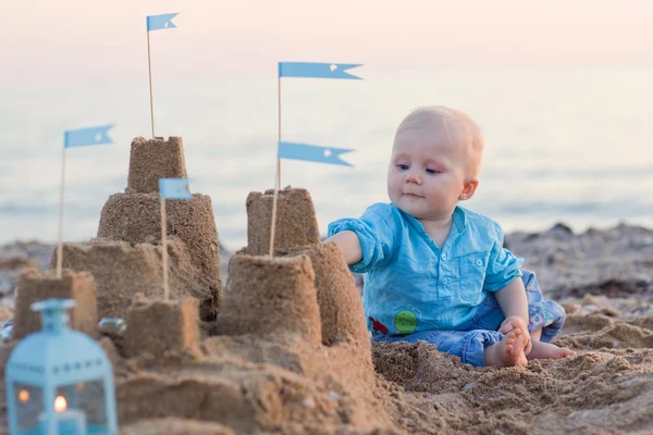 Chlapeček hraje na pláži — Stock fotografie