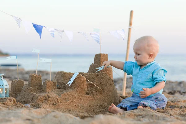 在海滩上玩的小男孩 — 图库照片