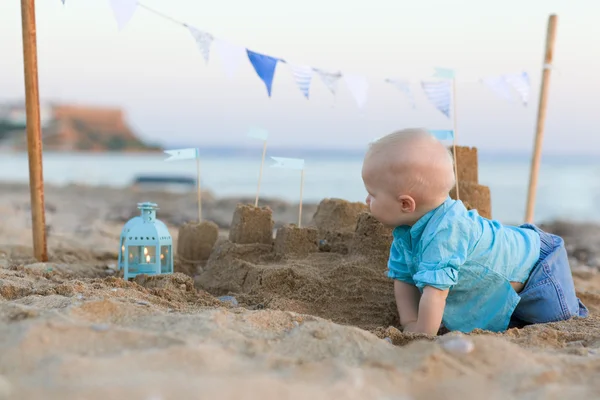 Baby boy playing on beach — Stock Photo, Image