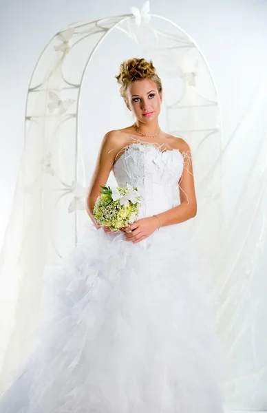 漂亮的新娘，戴着花束 — 图库照片