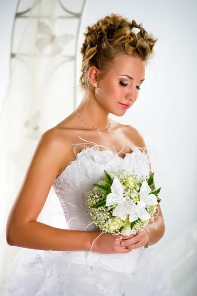 可爱的新娘与束鲜花 — 图库照片