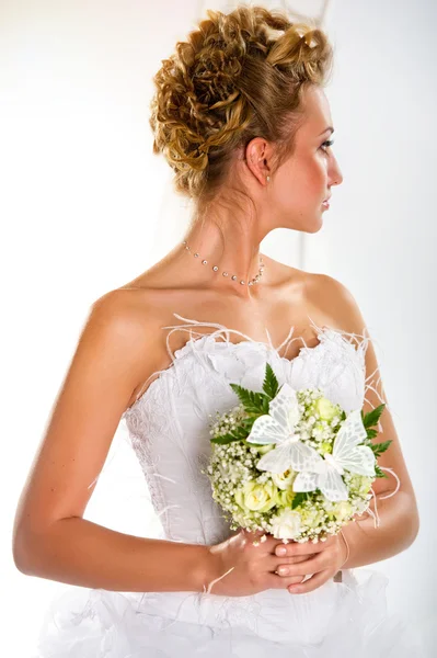 Linda noiva com buquê de flores — Fotografia de Stock