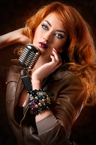 Beautiful redhead singer — Stock Photo, Image
