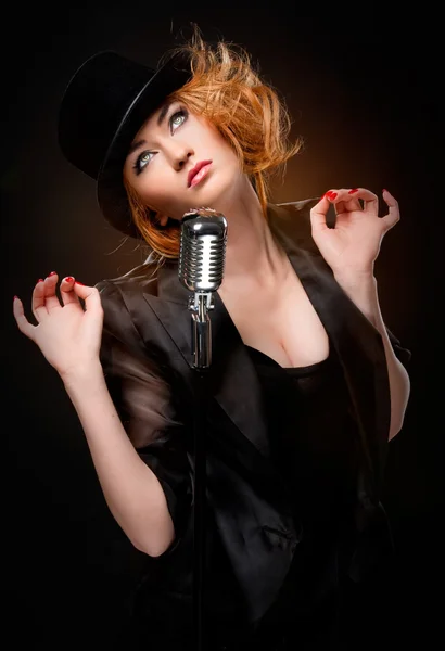 Wspaniały stylowy Rude kobiety z mikrofonem retro — Zdjęcie stockowe