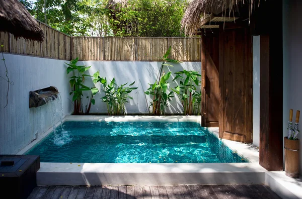 Swimming pool at the luxury villa — Stock Photo, Image