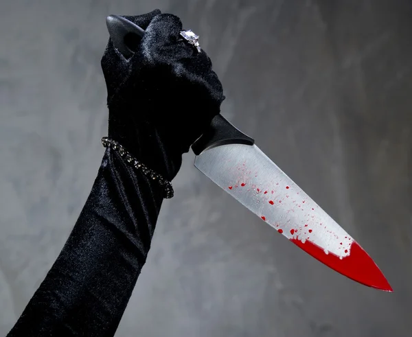 여성의 손에 피 묻은 칼으로 — 스톡 사진