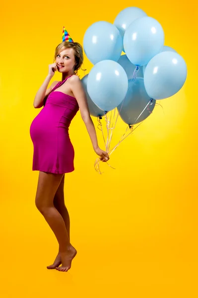 Прекрасная беременная девушка с голубыми шариками — стоковое фото