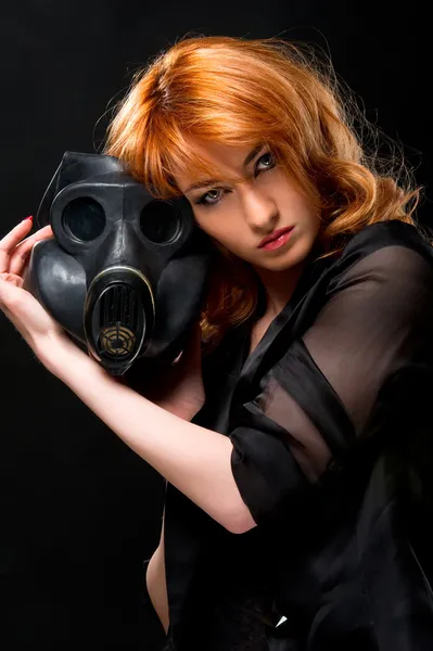Mulher ruiva segurando máscara de gás — Fotografia de Stock